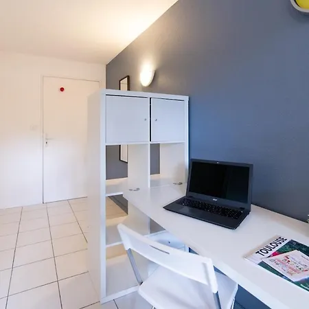 With Basement Parking شقة